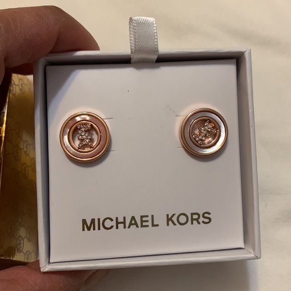 {NEW} MICHAEL KORS rose pink mother of pearl earrings - Picture 1 of 3